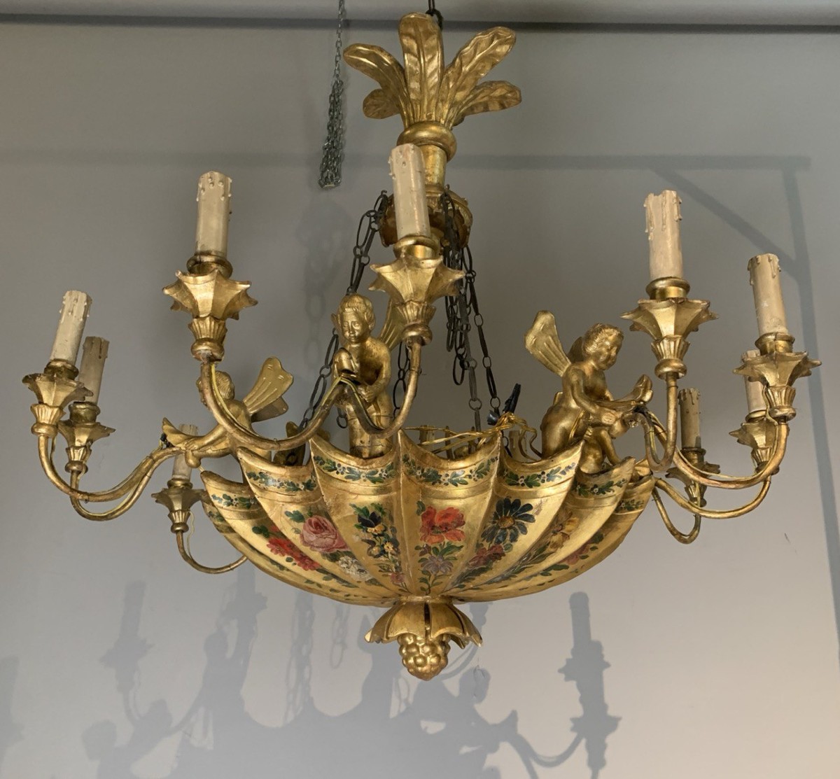 Lustre italien à douze lumières en bois sculpté, doré et peint. Début du XIXe siècle.-photo-4