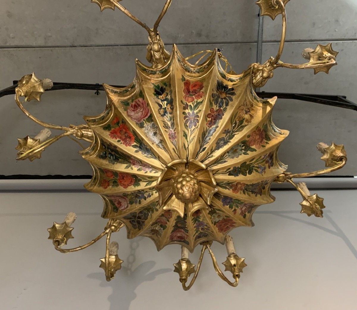 Lustre italien à douze lumières en bois sculpté, doré et peint. Début du XIXe siècle.-photo-1