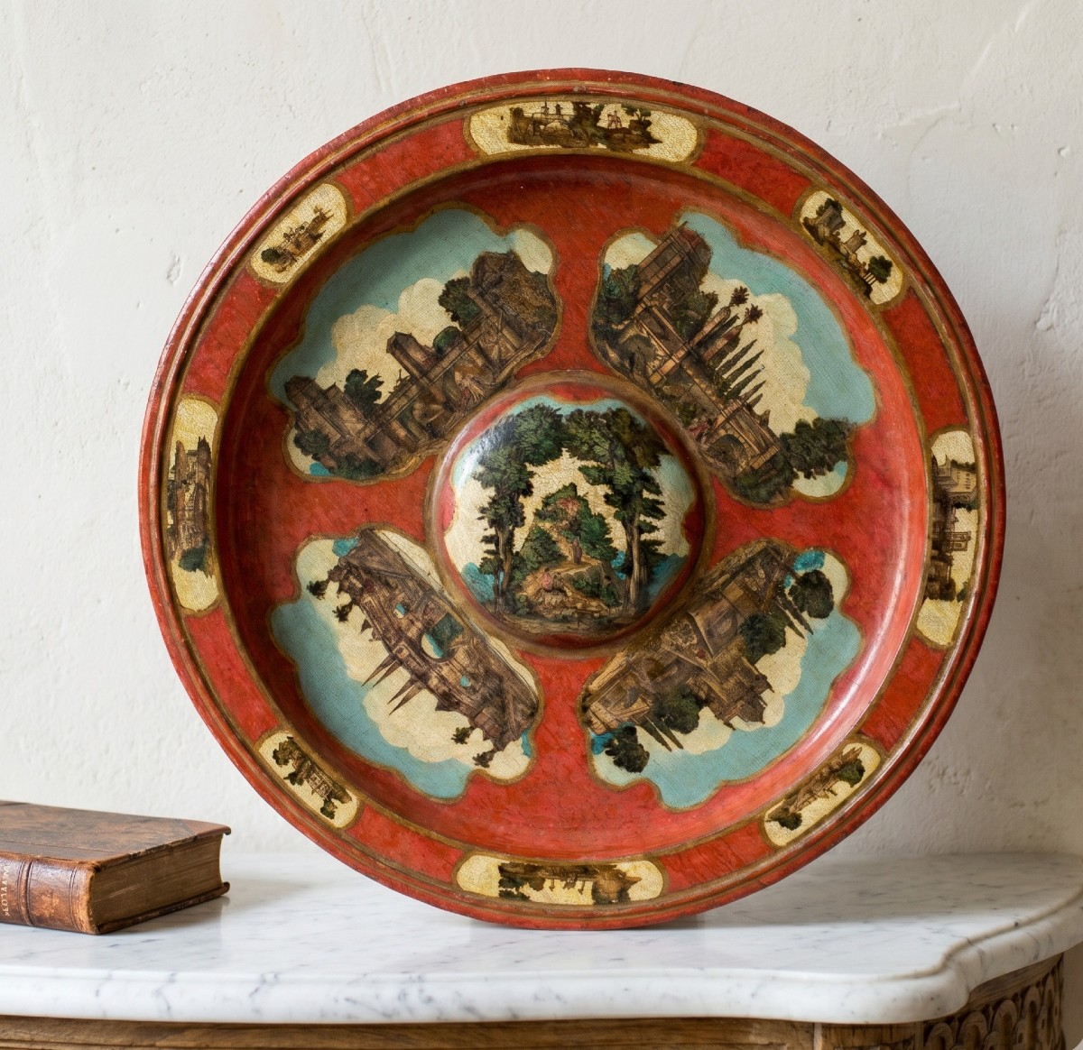 Assiette décorative en bois laqué, ornée de motifs au pochoir de style « Arte Povera ». XVIII.-photo-1