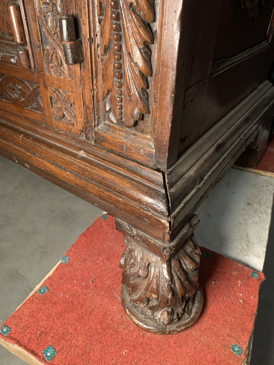 Carved Walnut Sideboard With Drop-leaf Top. Italy, 17th Century.-photo-3