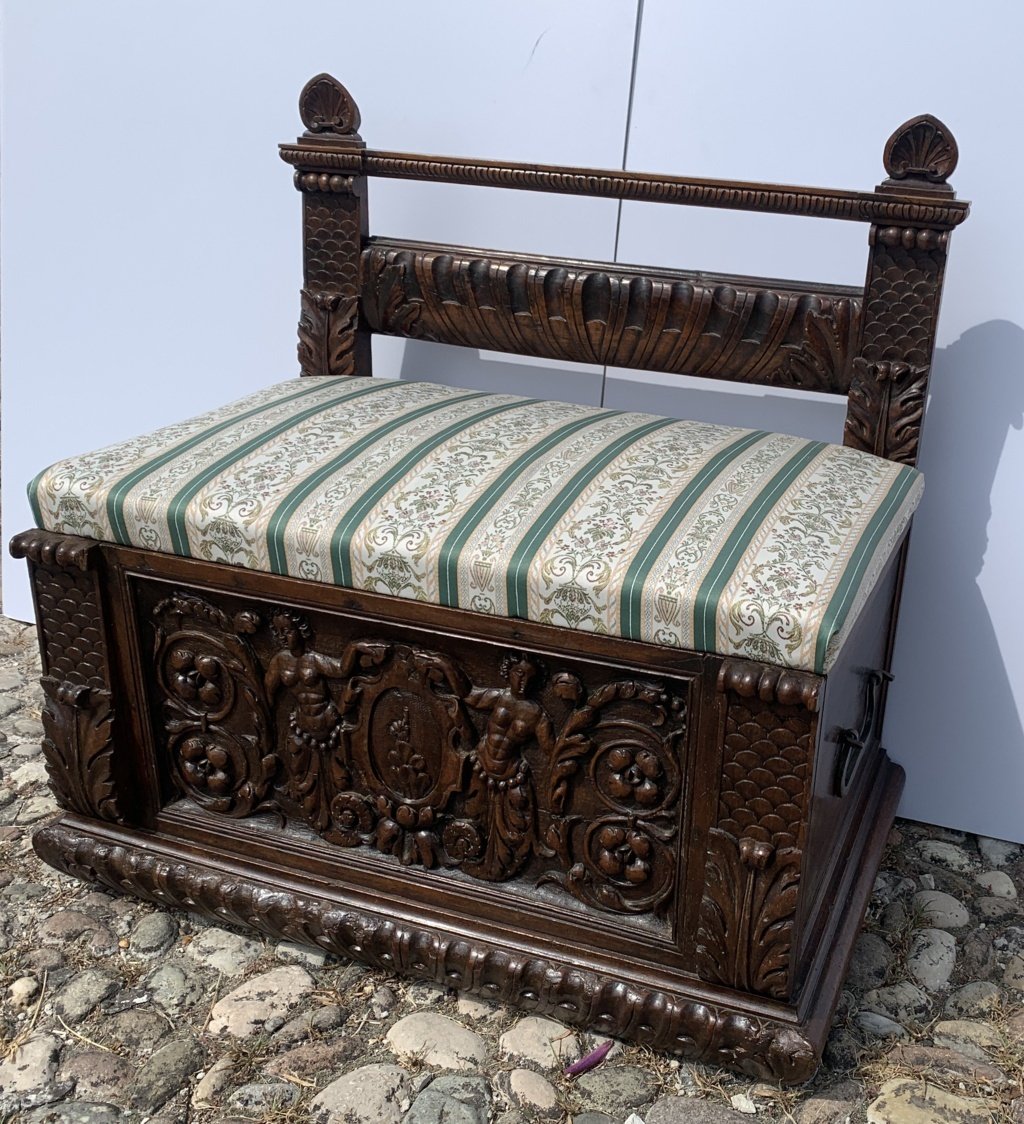 Banc en bois sculpté. Italie, XVIIe siècle.-photo-4