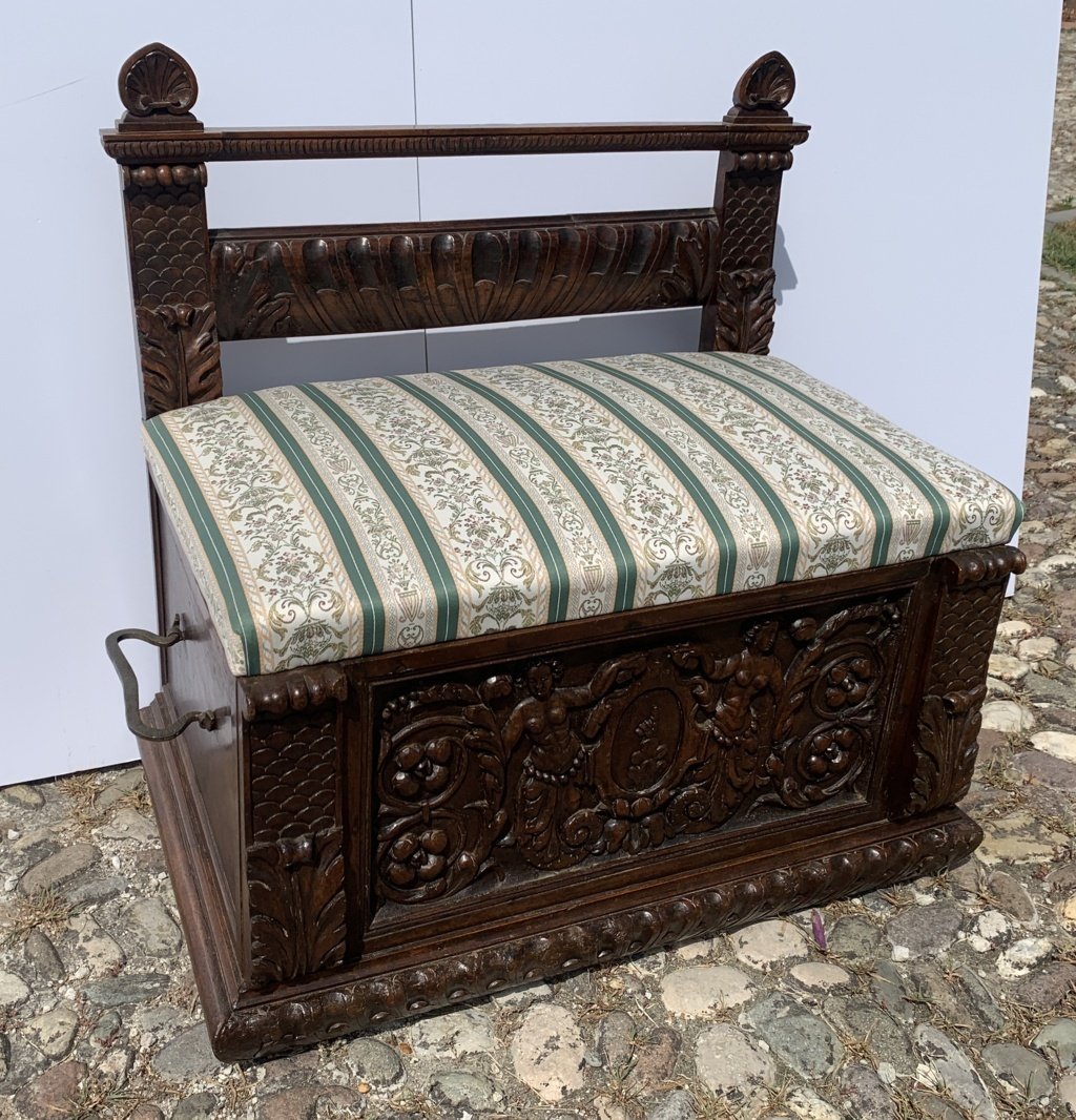Banc en bois sculpté. Italie, XVIIe siècle.-photo-1