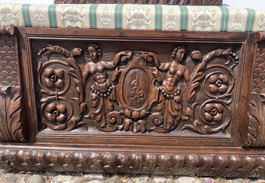 Banc en bois sculpté. Italie, XVIIe siècle.-photo-2