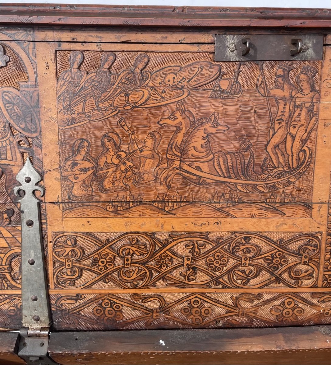 Coffre en noyer sculpté et pyrogravé. Pays-Bas, début du XVIIe siècle.-photo-5