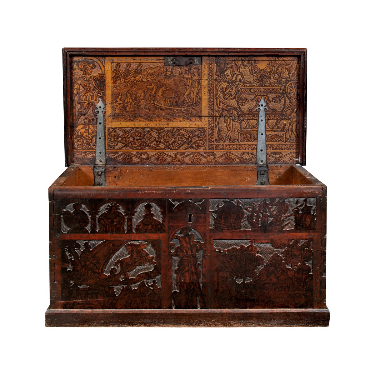 Coffre en noyer sculpté et pyrogravé. Pays-Bas, début du XVIIe siècle.