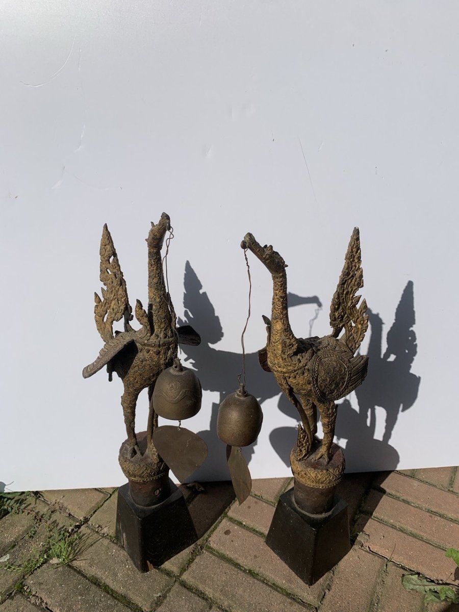 Paire d'oiseaux templiers thaïlandais en bronze doré avec clochettes. Thaïlande, 19ème siècle.-photo-4
