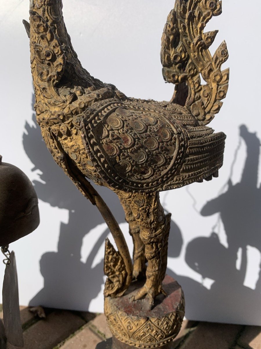 Paire d'oiseaux templiers thaïlandais en bronze doré avec clochettes. Thaïlande, 19ème siècle.-photo-1
