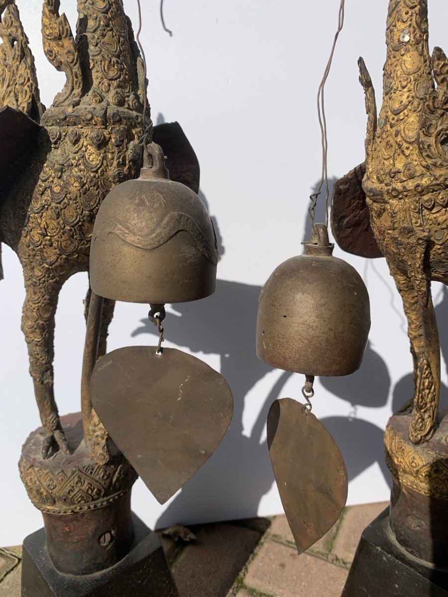 Paire d'oiseaux templiers thaïlandais en bronze doré avec clochettes. Thaïlande, 19ème siècle.-photo-2
