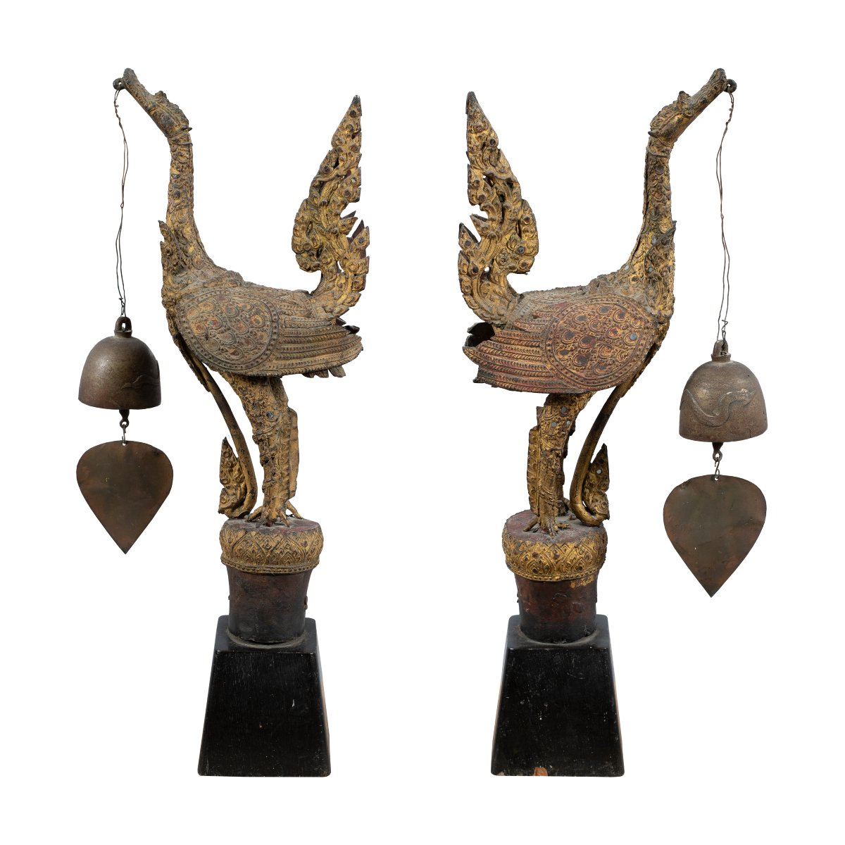 Paire d'oiseaux templiers thaïlandais en bronze doré avec clochettes. Thaïlande, 19ème siècle.