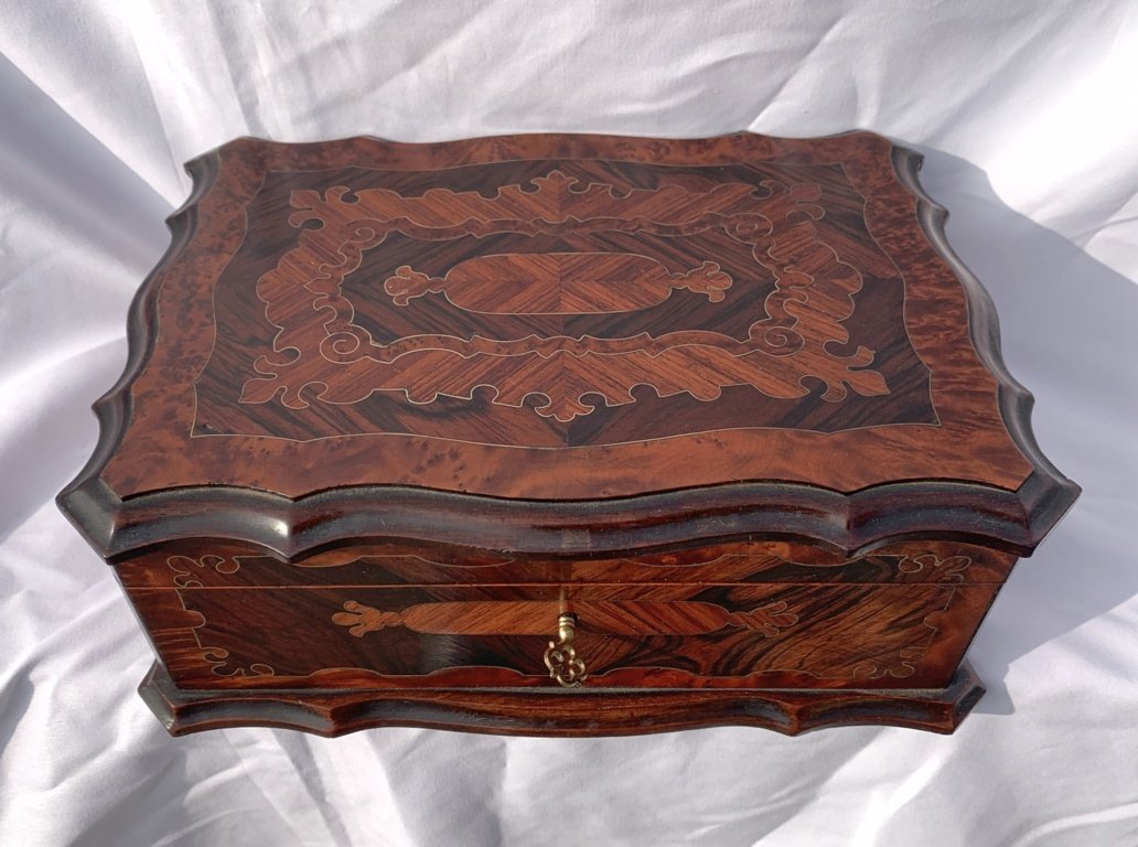 Coffret en placage de bois brun avec marqueterie. Italie, début du XXe siècle.-photo-3