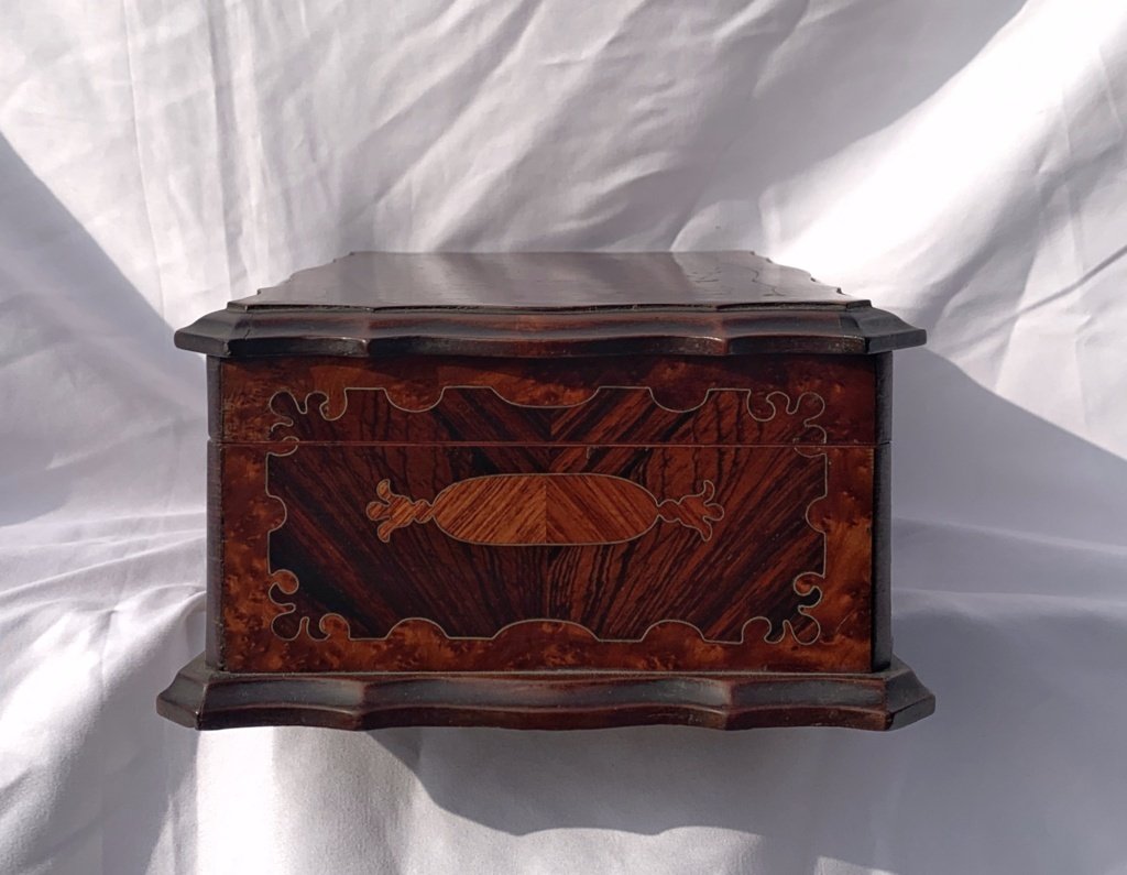 Coffret en placage de bois brun avec marqueterie. Italie, début du XXe siècle.-photo-1