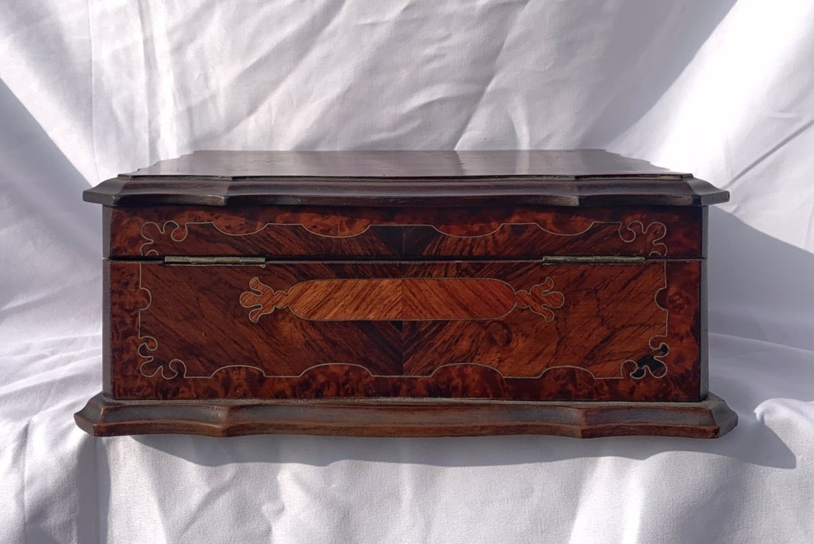 Coffret en placage de bois brun avec marqueterie. Italie, début du XXe siècle.-photo-2