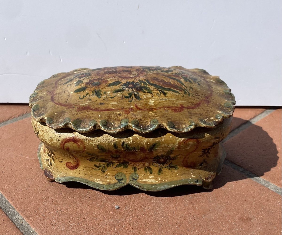 Boîte en bois sculpté, laqué et peint. Venise, XVIIIe siècle.-photo-4