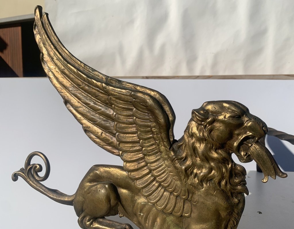Paire de chenets en bronze doré à lions ailés. France, début du XIXe siècle.-photo-4