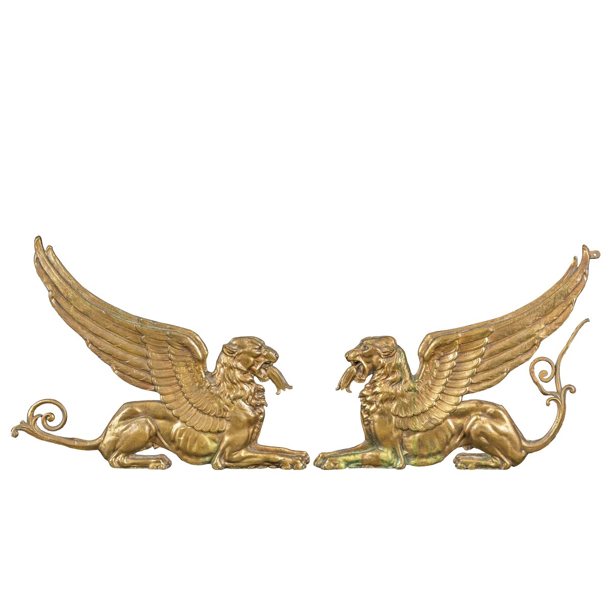 Paire de chenets en bronze doré à lions ailés. France, début du XIXe siècle.
