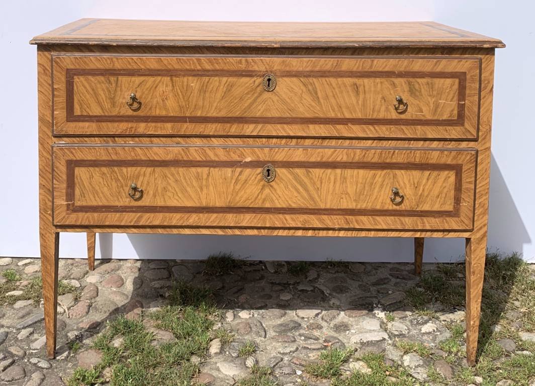Commode en bois laqué et peint imitant le loupe. Toscane, fin du XVIIIe siècle.-photo-2