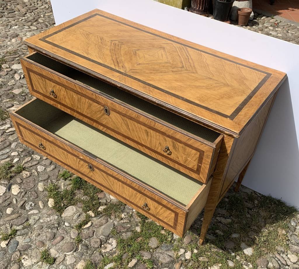 Commode en bois laqué et peint imitant le loupe. Toscane, fin du XVIIIe siècle.-photo-4