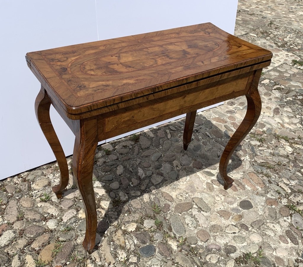Table de jeu en placage de bois d'olivier. Toscane, XVIIIe siècle.-photo-4
