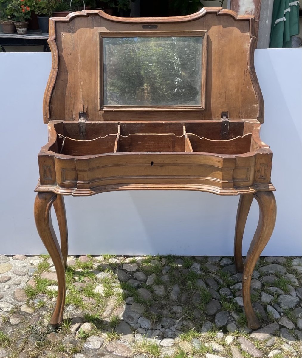 Coiffeuse en noyer sculpté. Émilie-Romagne, XVIIIe siècle.-photo-4