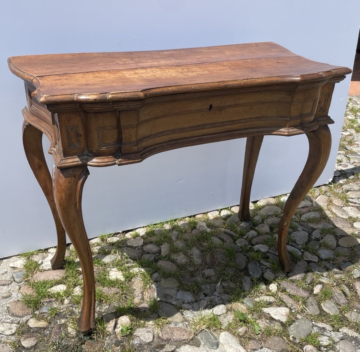 Coiffeuse en noyer sculpté. Émilie-Romagne, XVIIIe siècle.-photo-1
