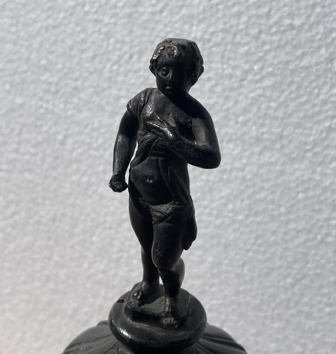 Orfèvre du Nord de l'Italie (XVIe-XVIIe siècle) - Encrier à figure de jeune homme et télamons.-photo-1