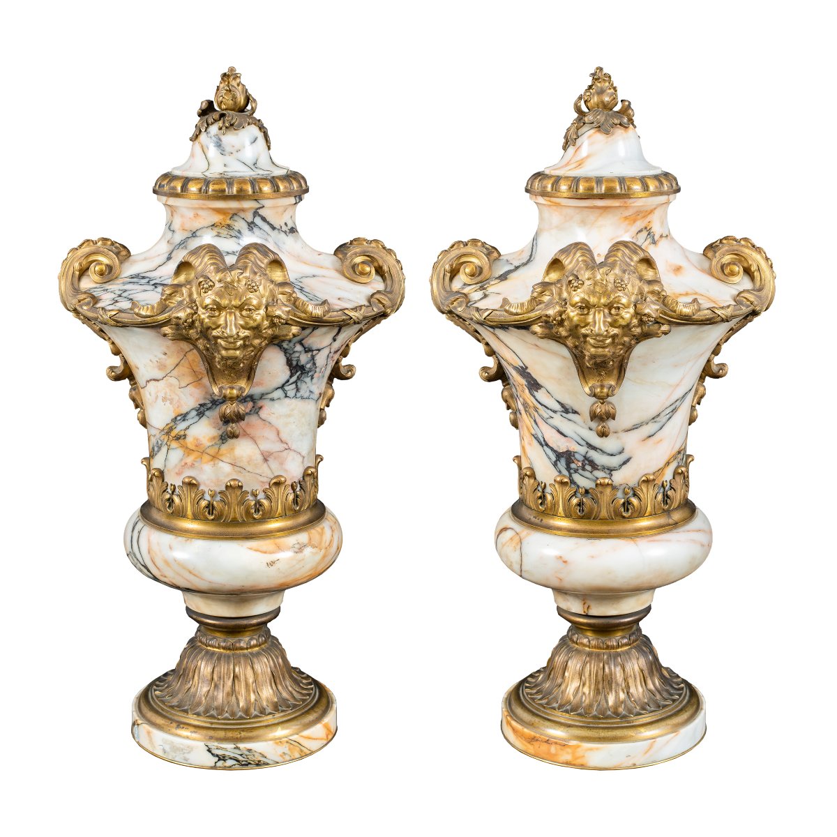 Paire de vases en marbre et bronze doré. Fonderie Susse Frères, Paris, XIXe siècle.
