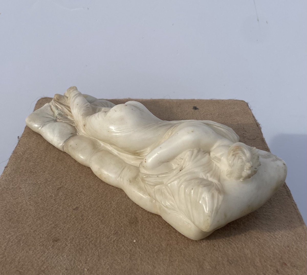 Sculpteur italien (XIXe siècle) - Jeune fille allongée.-photo-4