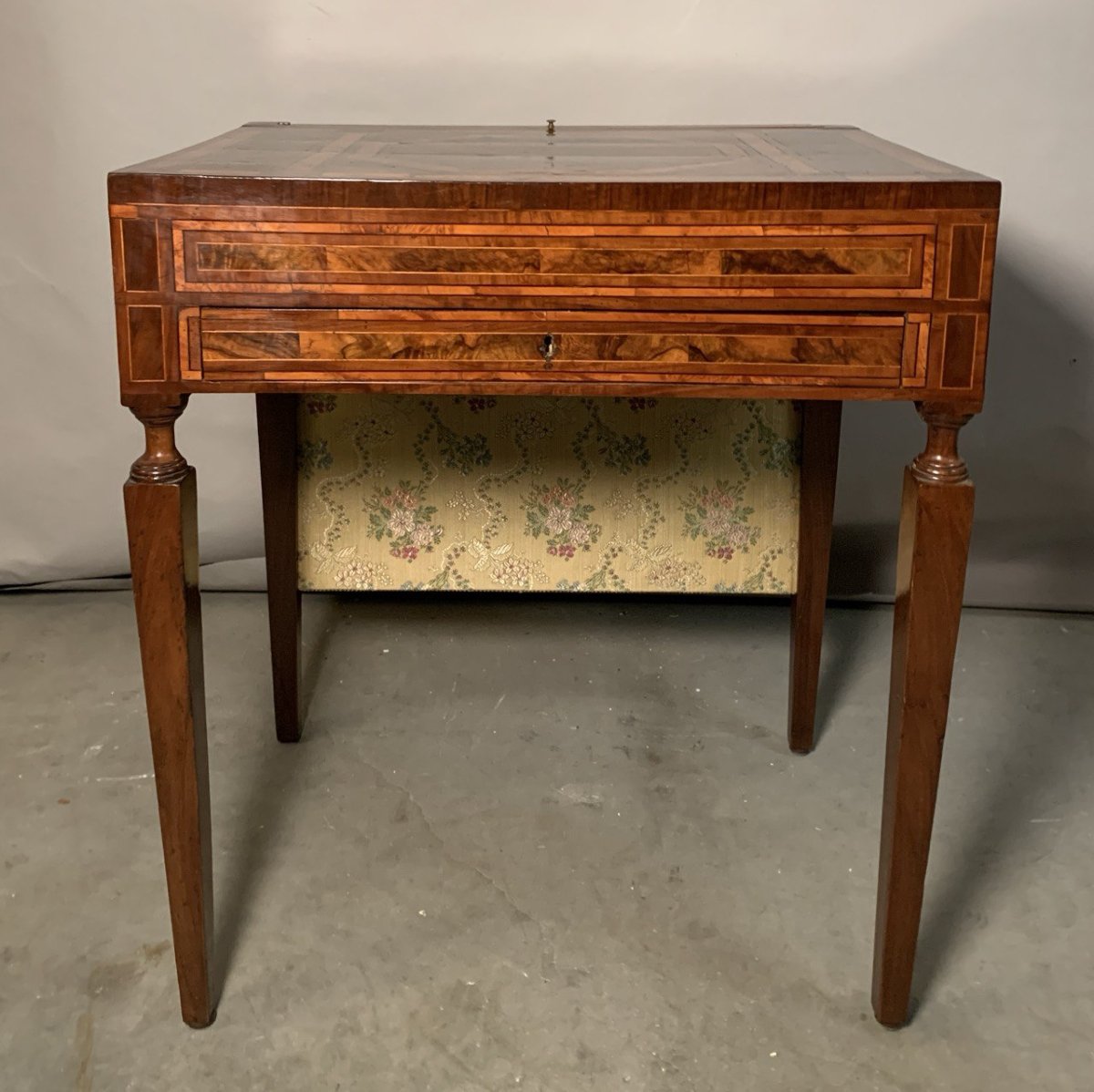 Bureau à abattant en noyer plaqué de loupe, de bois fruitier et d'essences diverses - XVIII.-photo-1