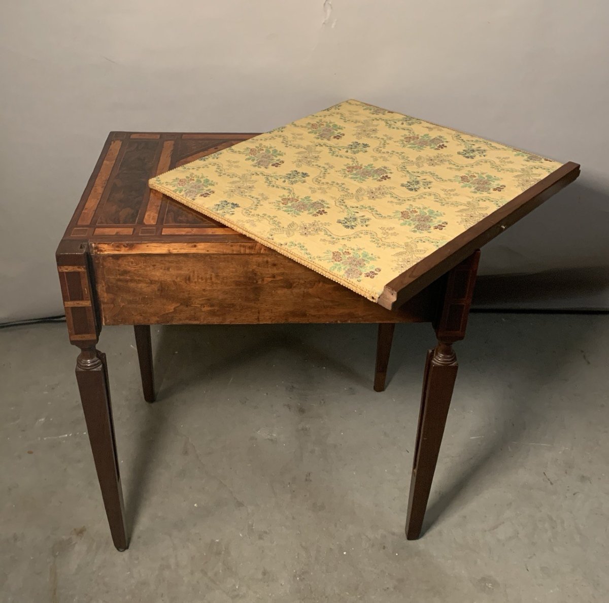 Bureau à abattant en noyer plaqué de loupe, de bois fruitier et d'essences diverses - XVIII.-photo-2