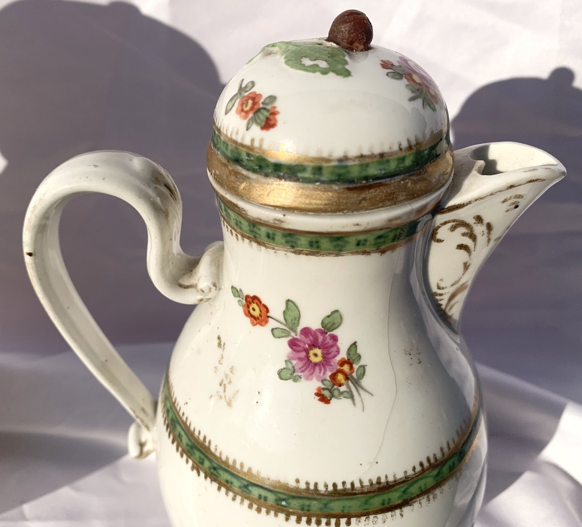 Paire de cafetières en porcelaine peinte et dorée. Manufacture impériale de Vienne, début XIX.-photo-1