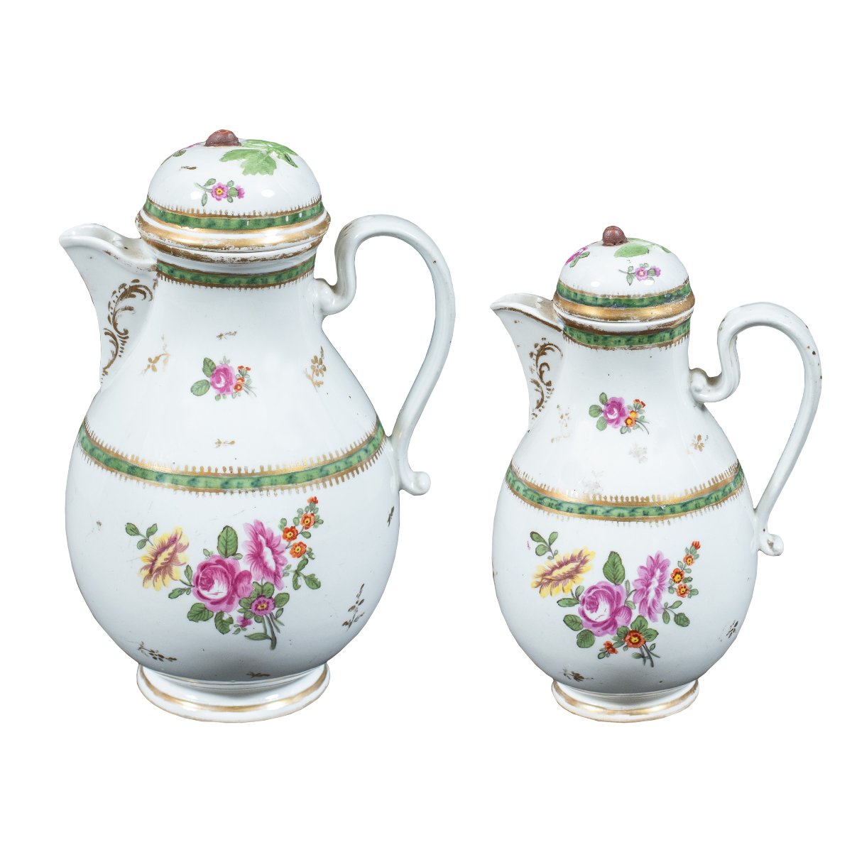 Paire de cafetières en porcelaine peinte et dorée. Manufacture impériale de Vienne, début XIX.