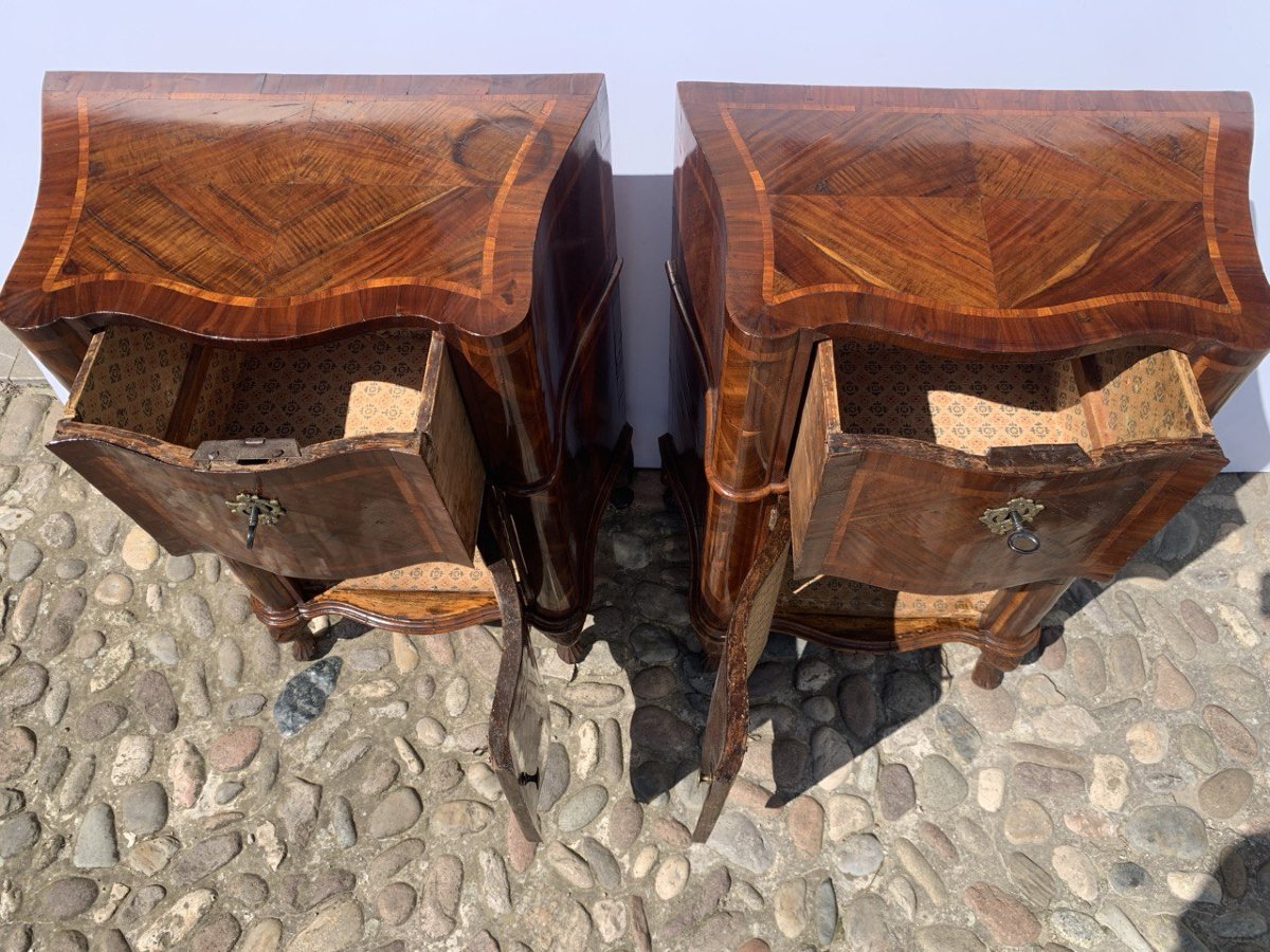 Paire de tables de chevet en placage de noyer et de caroube. Venise, milieu du XVIIIe siècle.-photo-1