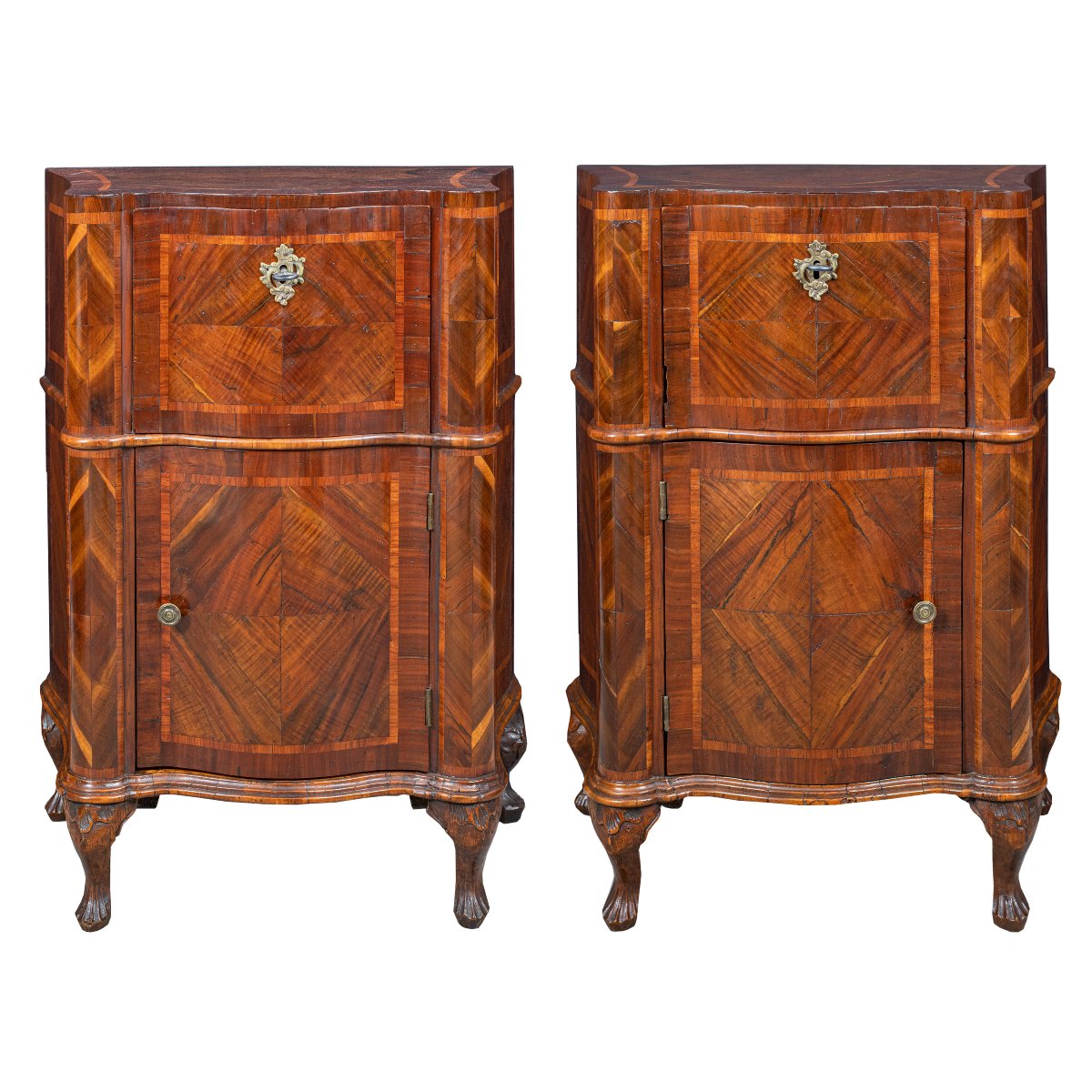 Paire de tables de chevet en placage de noyer et de caroube. Venise, milieu du XVIIIe siècle.