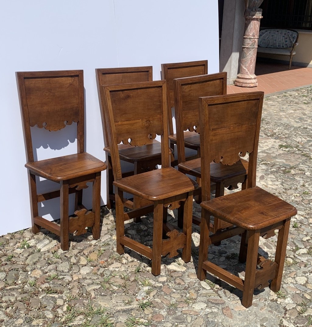 Six chaises de réfectoire en noyer massif. Frioul, XVIIe siècle.-photo-3