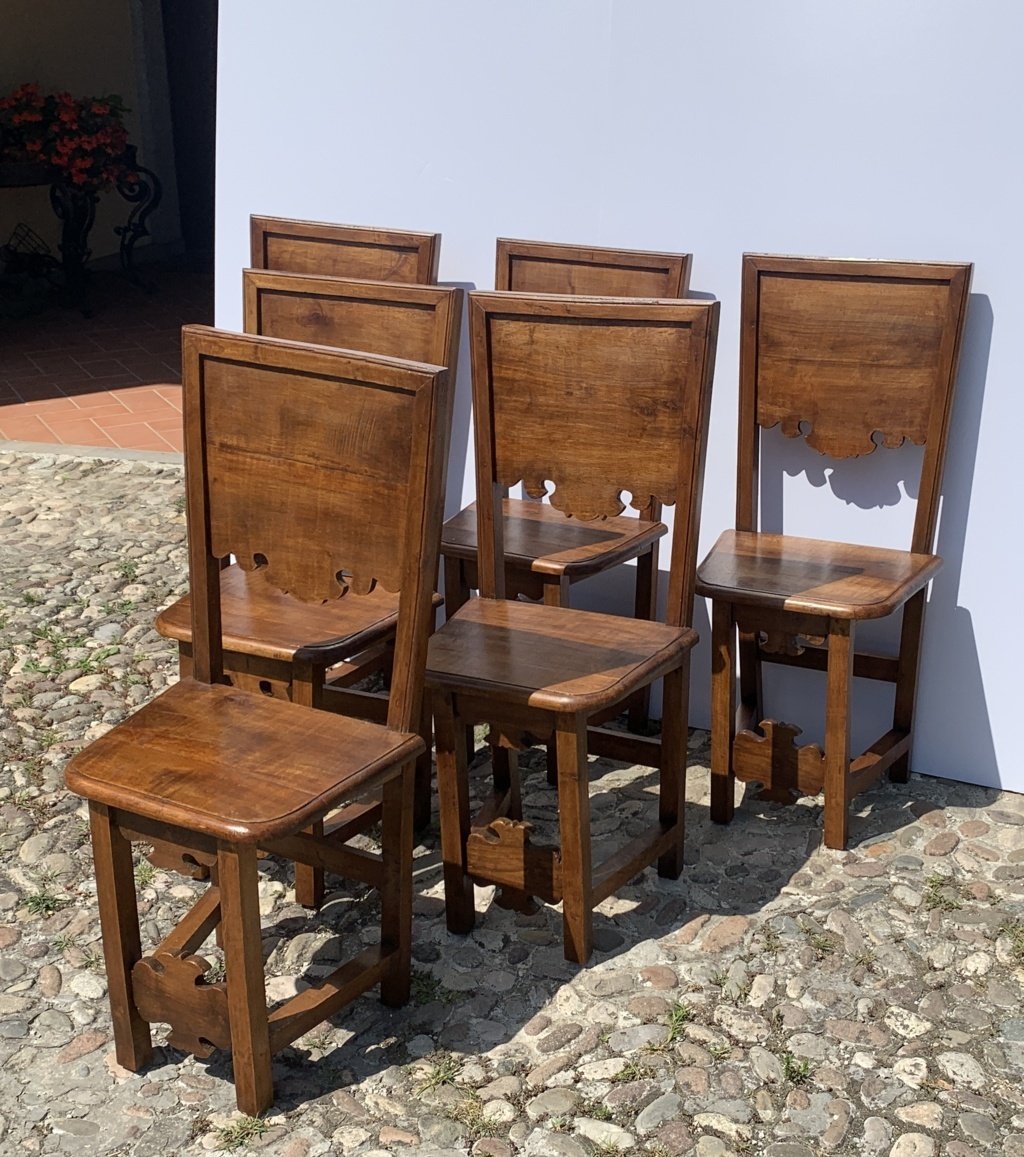 Six chaises de réfectoire en noyer massif. Frioul, XVIIe siècle.-photo-4
