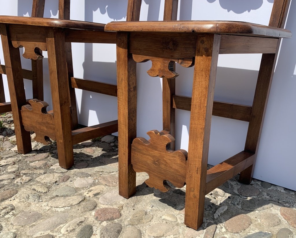 Six chaises de réfectoire en noyer massif. Frioul, XVIIe siècle.-photo-1