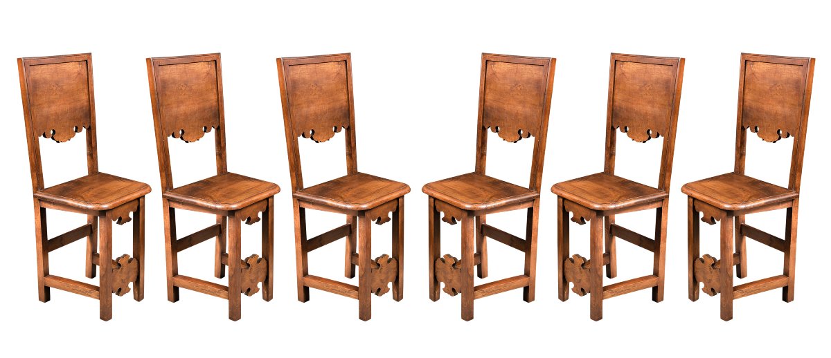 Six chaises de réfectoire en noyer massif. Frioul, XVIIe siècle.