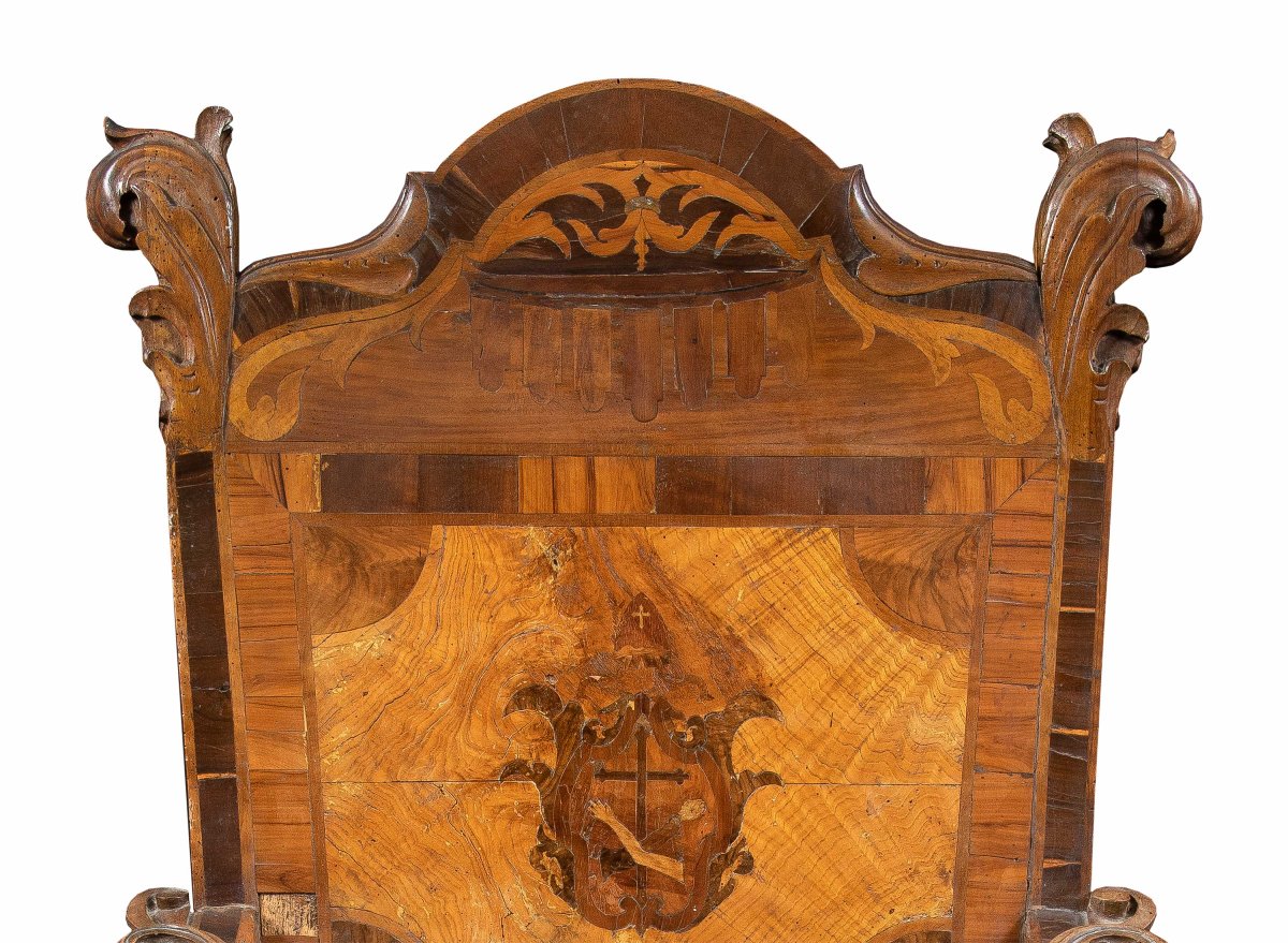 Fauteuil en bois sculpté, plaqué et incrusté. Italie, XVIIe-XVIIIe siècle.-photo-3