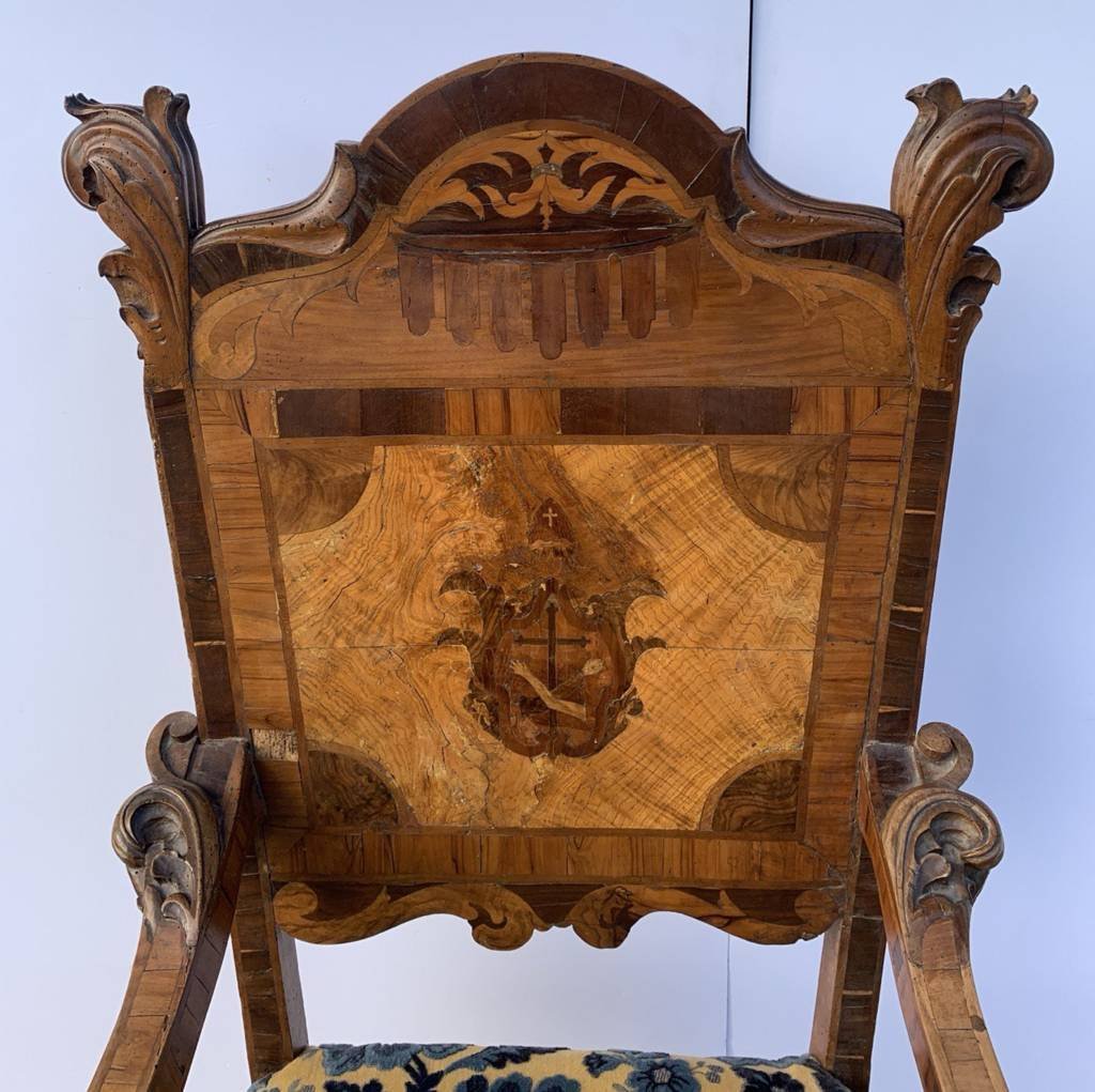 Fauteuil en bois sculpté, plaqué et incrusté. Italie, XVIIe-XVIIIe siècle.-photo-1