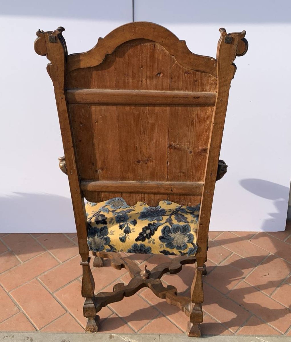 Fauteuil en bois sculpté, plaqué et incrusté. Italie, XVIIe-XVIIIe siècle.-photo-3