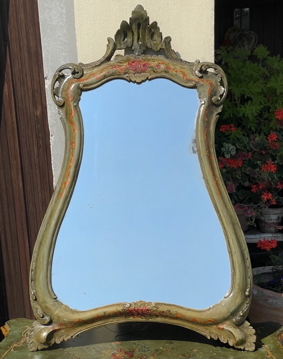 Miroir laqué vert à motifs floraux. Venise, fin du XIXe siècle.-photo-3