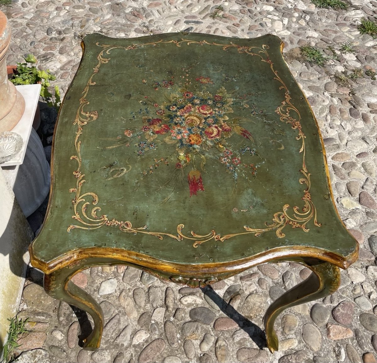 Table basse laquée verte à motifs floraux. Venise, fin du XIXe siècle.-photo-3