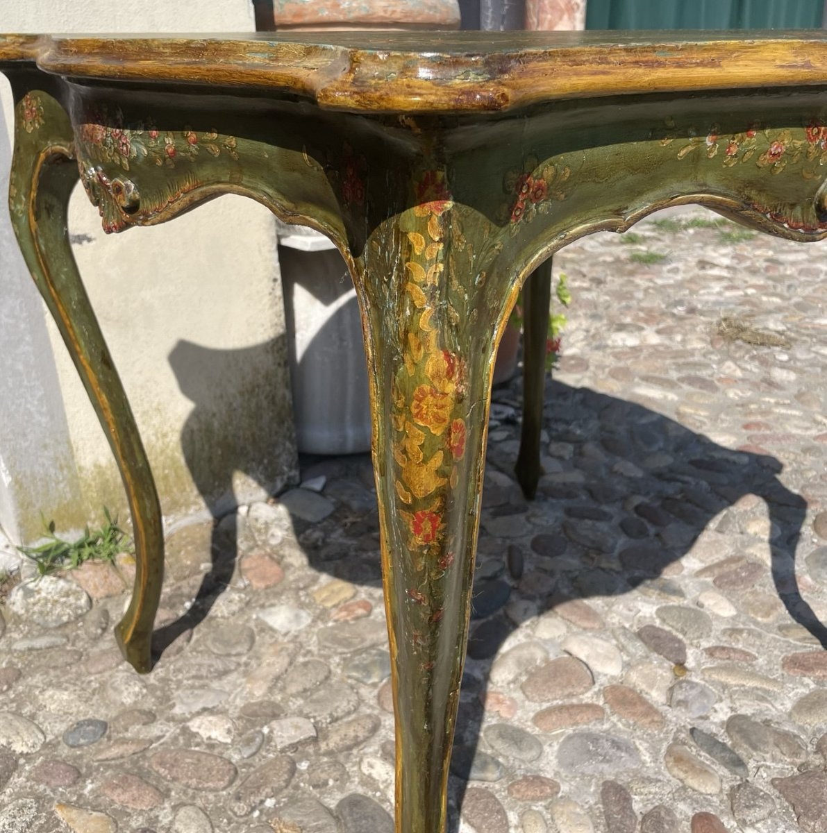 Table basse laquée verte à motifs floraux. Venise, fin du XIXe siècle.-photo-1