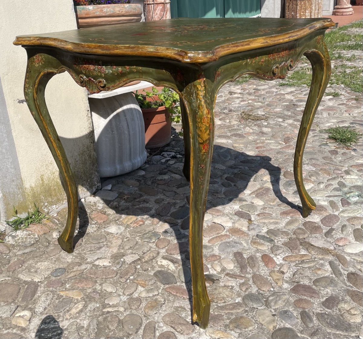 Table basse laquée verte à motifs floraux. Venise, fin du XIXe siècle.-photo-2