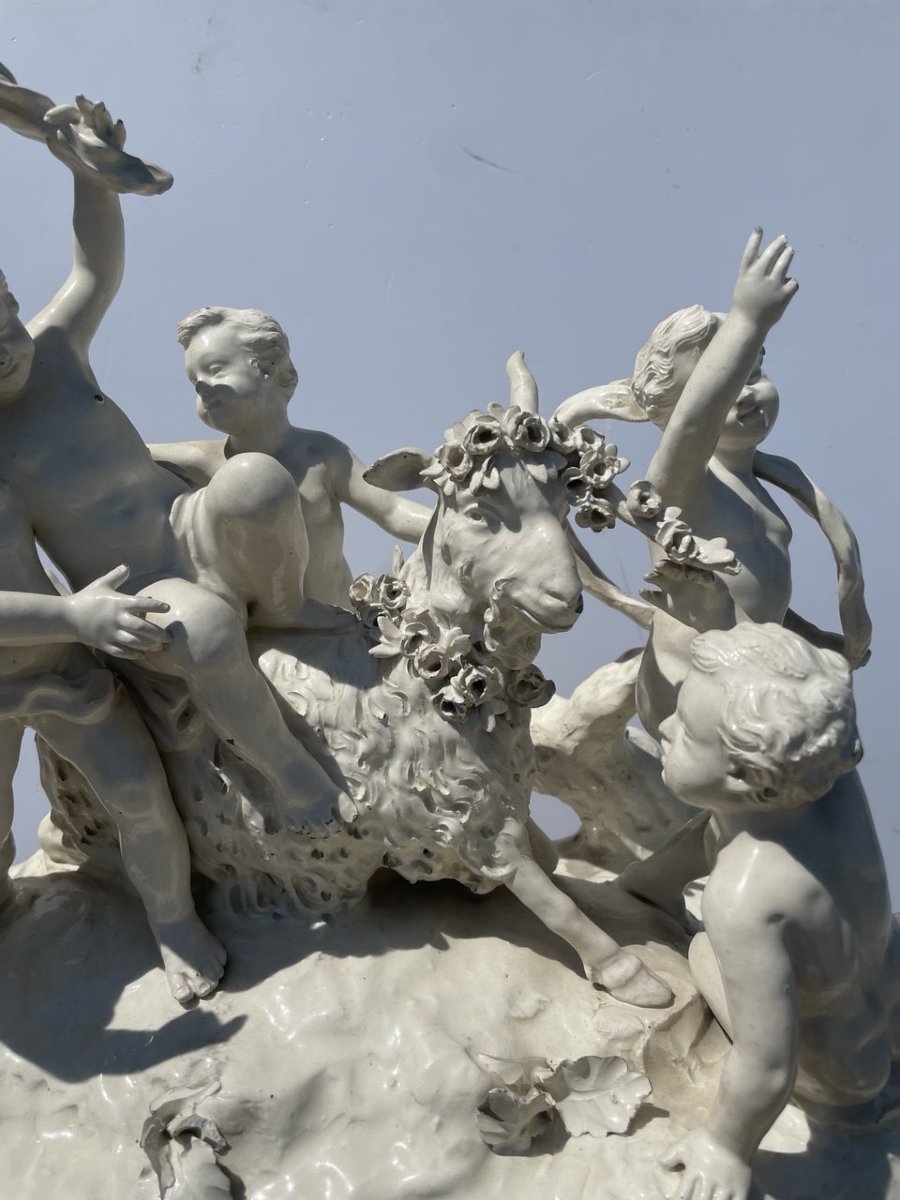 Groupe sculptural en faïence blanche - La Chèvre Amalthée - Manufacture de Capodimonte, XIX.-photo-1