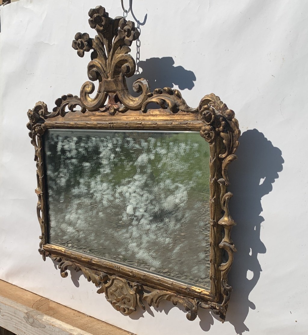 Miroir en bois sculpté et doré. Italie, XVIIIe siècle.-photo-1