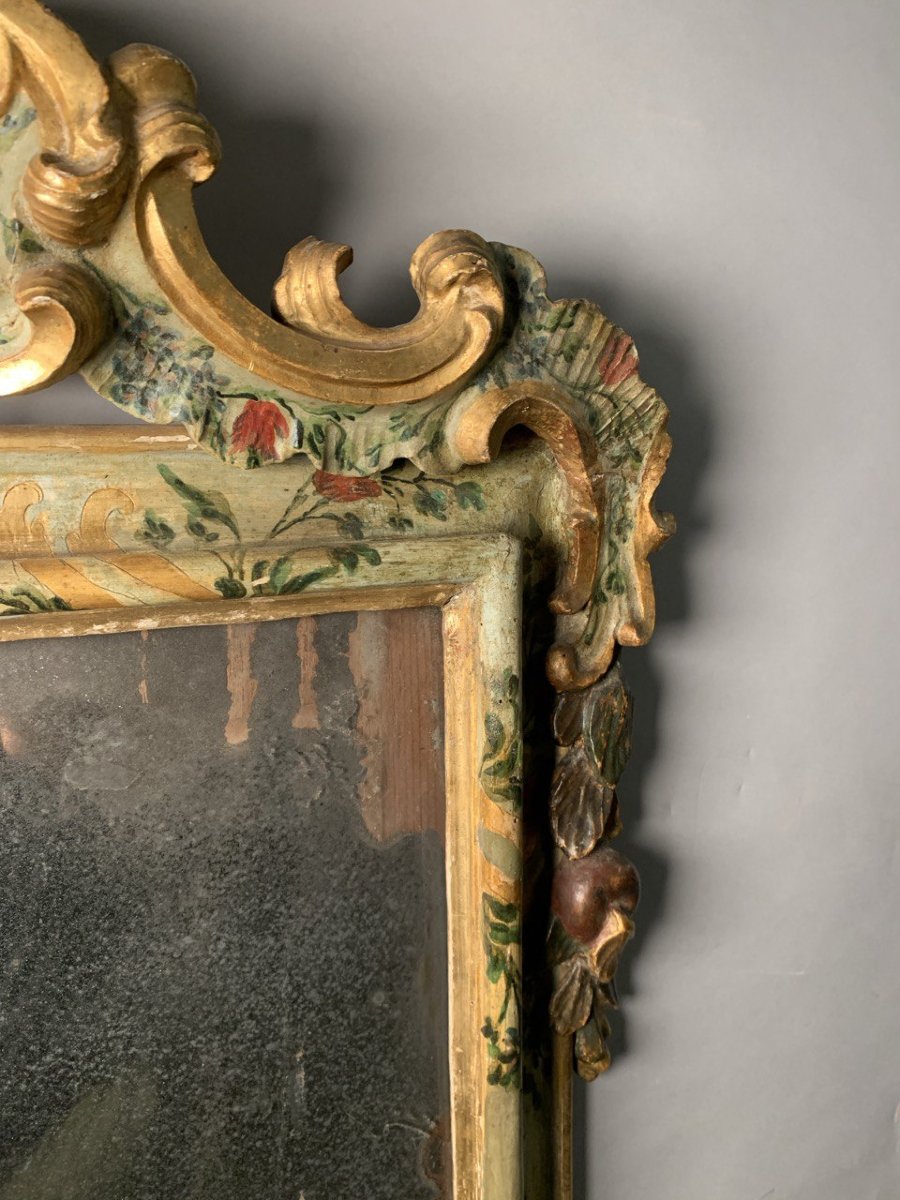 Miroir en bois sculpté, laqué et doré. Venise, XVIIIe siècle.-photo-3