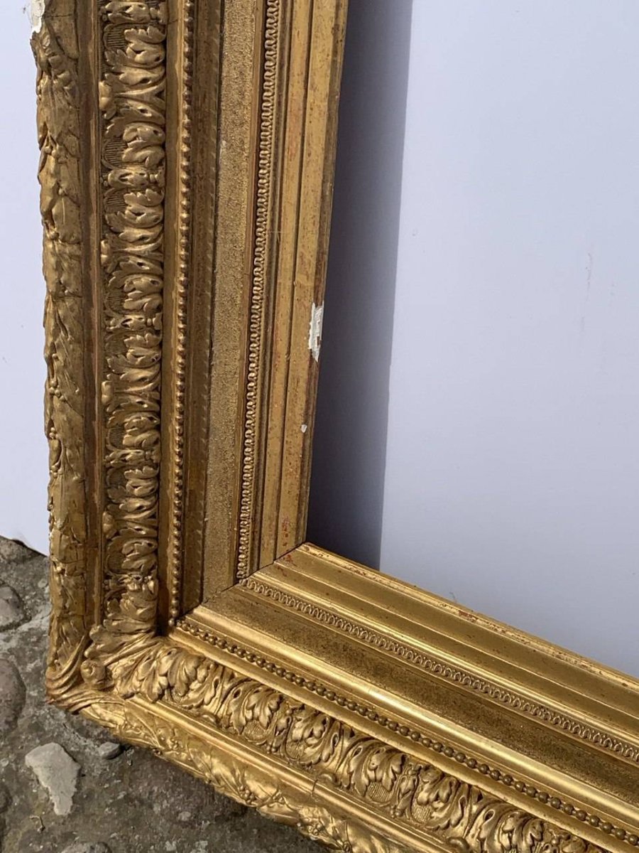 Cadre en bois sculpté et doré, orné de reliefs en pastiglia. Italie, fin du XIXe siècle.-photo-2