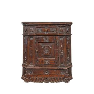 Armoire En Noyer Sculpté. Frioul, XVIIe Siècle.