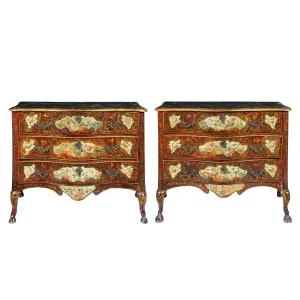 Paire de commodes importantes en bois sculpté, laqué et peint. Palerme, XVIIIe siècle.